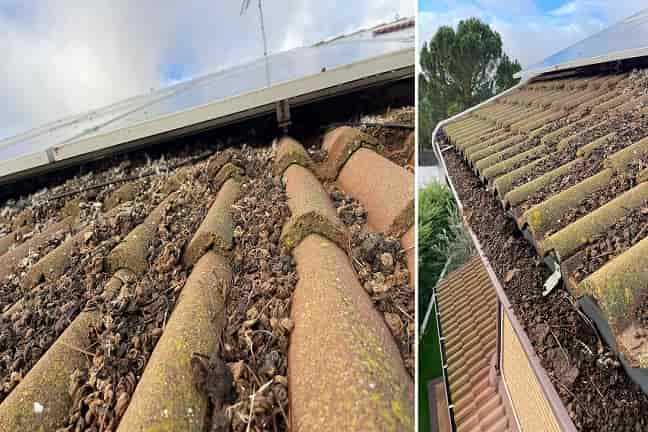 Tejado con excrementos de palomas en bajo la instalación solar y canalón de agua