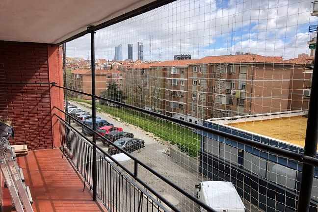 Terraza con red anti palomas instalada