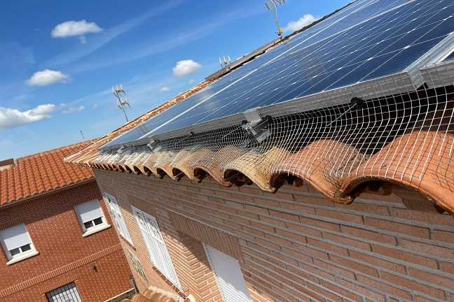 detalle de malla metálica instalada en placas solares